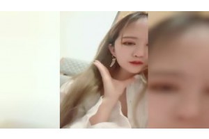 예쁜 인터넷 연예인 여신이 랑야 방에 나타나서 자위하고, 손에 콘돔을 끼고 주먹을 쥔 채, 큰 검은 소가 자…